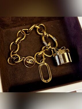 FULL INCLUSION NWOT HENRI BENDEL Iconic N.Y. Hat Box Gold-Tone Bracelet